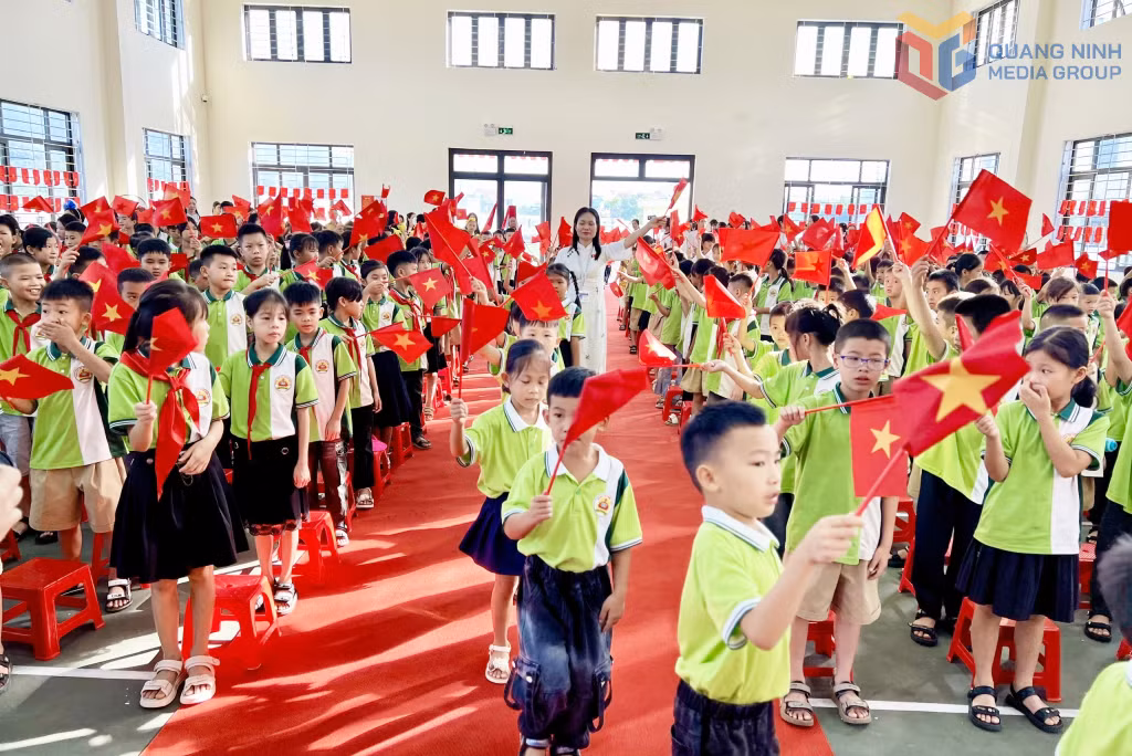 Không khí tưng bừng, rợp cờ đỏ trong lễ khai giảng.