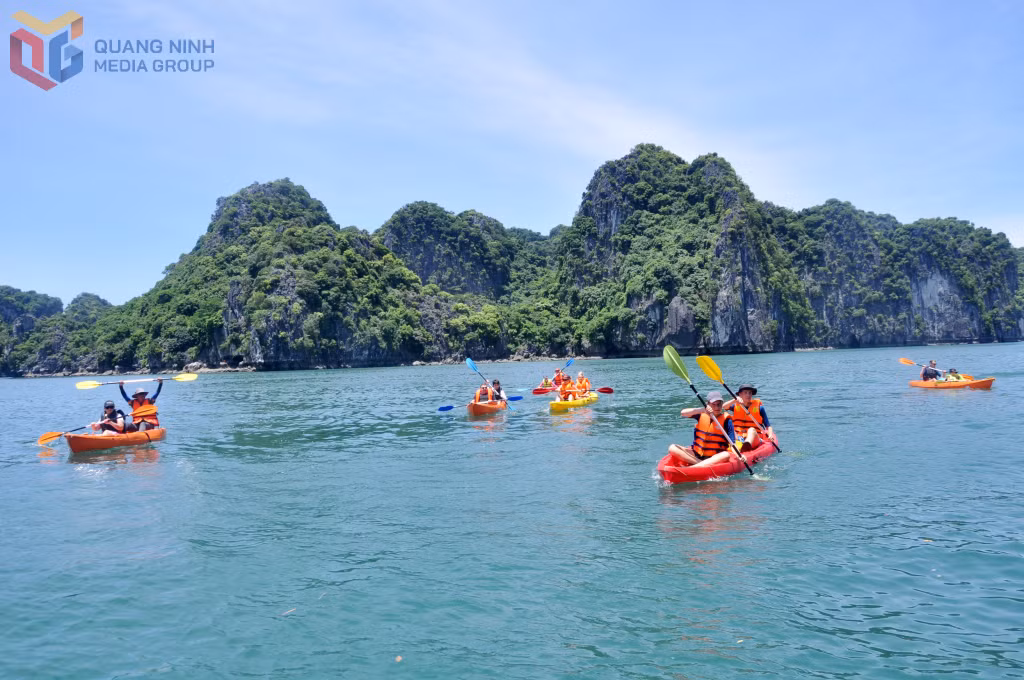 Khách du lịch chèo kayak tại khu vực Trà Sản - Cống Đỏ, thuộc hành trình VHL4 trên Vịnh Hạ Long.