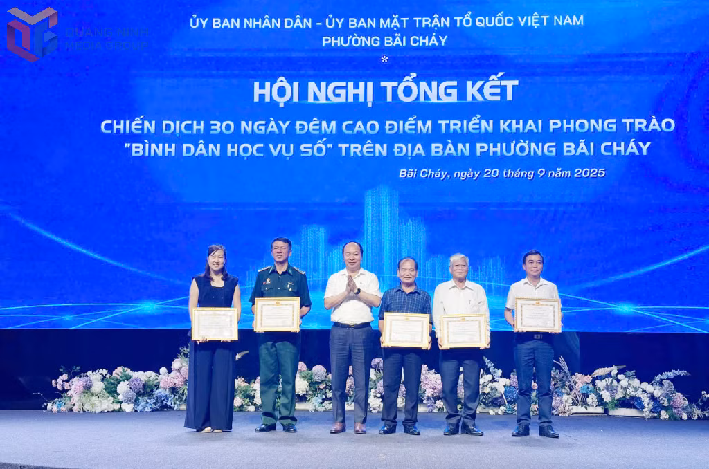 Lãnh đạo phường Bãi Cháy tặng giấy khen cho các tập thể có thành tích xuất sắc.