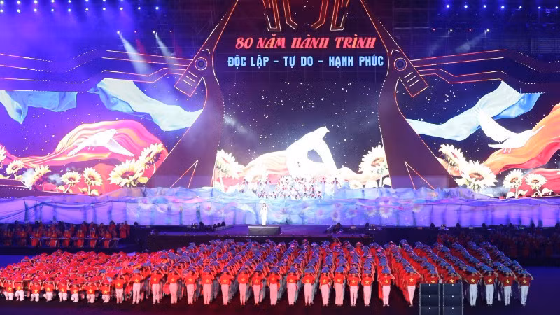 Chương trình nghệ thuật đặc biệt “80 năm – Hành trình Độc lập, Tự do, Hạnh phúc” là bản hùng ca chào mừng kỷ niệm 80 năm Quốc khánh 2/9. (Ảnh: TRẦN HUẤN)