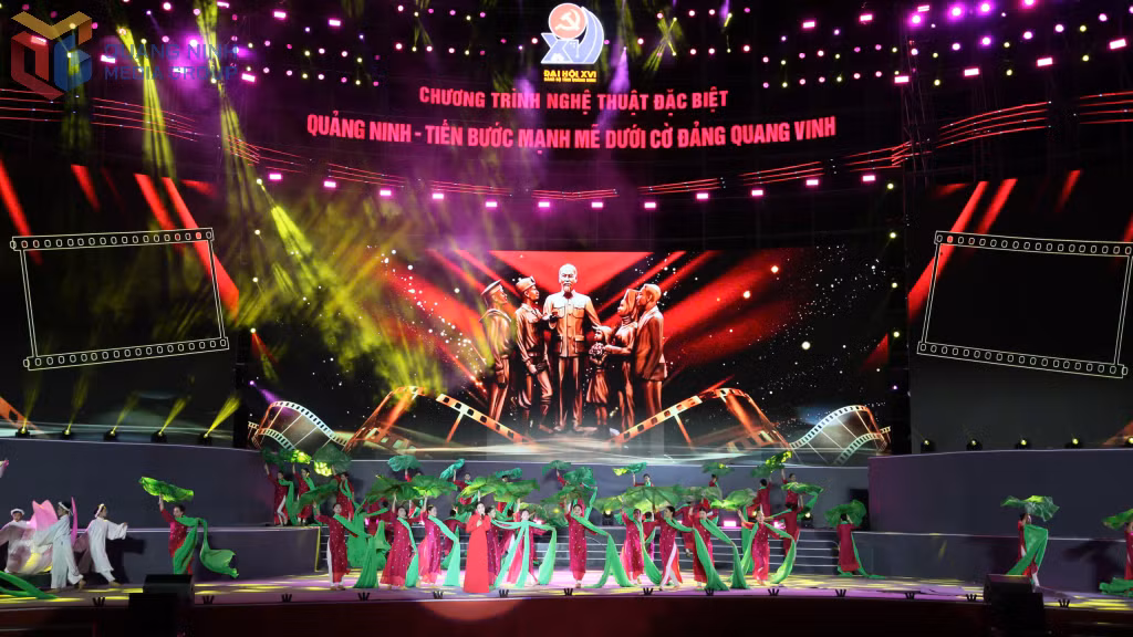 Ca sĩ Hoàng Hồng Ngọc và vũ đoàn thể hiện ca khúc Nhớ mãi ngày Bác Hồ về thăm Quảng Ninh.