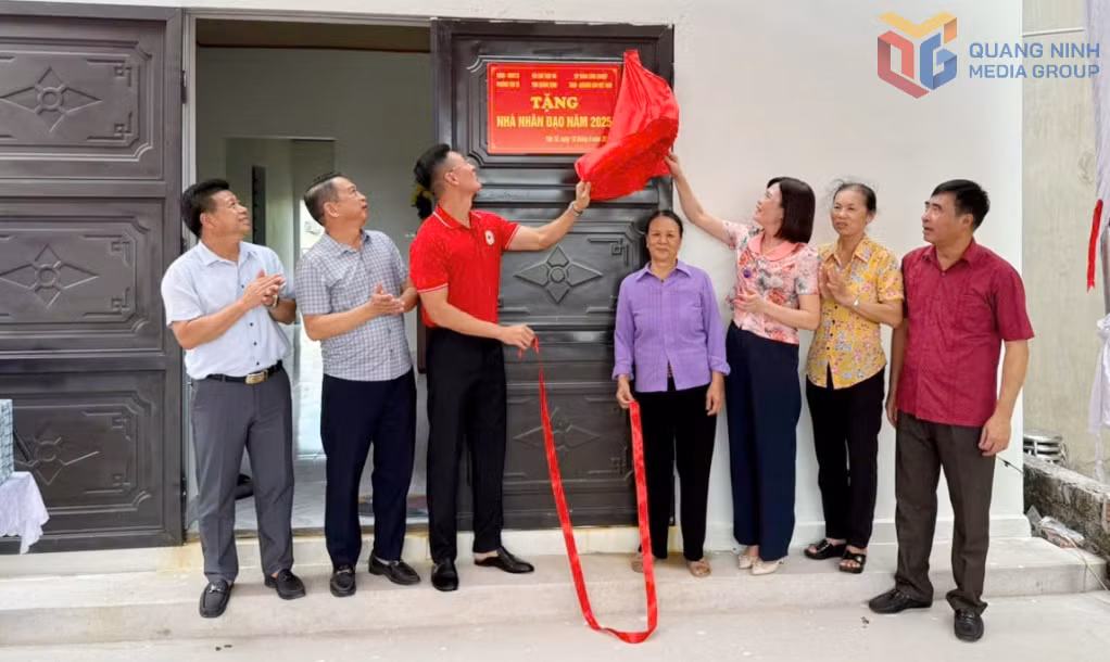 Hội Chữ thập đỏ tỉnh, Đảng ủy, chính quyền, MTTQ phường Yên Tử bàn giao nhà nhân đạo cho bà Vũ Thị Năm ở Khu Bạch Đằng II, phường Yên Tử.
