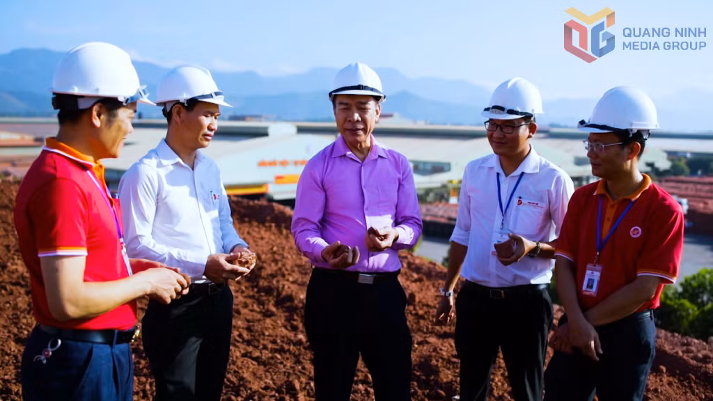 Anh hùng Lao động Nguyễn Quang Mâu và cộng sự kiểm tra chất lượng đất sét chuẩn bị đưa vào sản xuất.