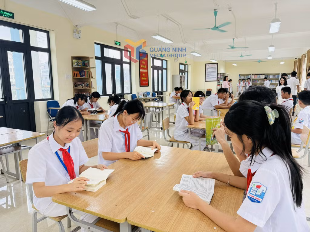 Em Bùi Minh Khuê (ngồi đầu bên trái) học sinh giỏi môn Hoá học Trường THCS Trọng Điểm (phường Hạ Long).
