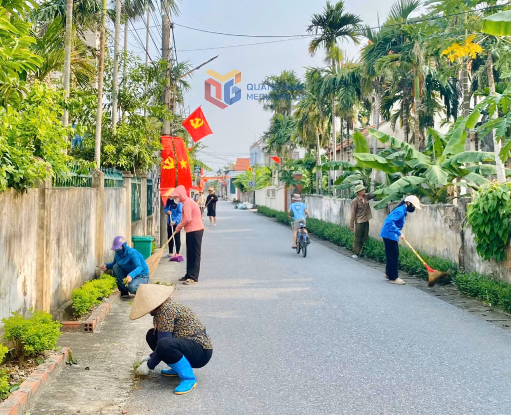 Chi hội Phụ nữ khu Thống Nhất 1 (phường Hà An) thực hiện phong trào "Ngày chủ nhật xanh", duy trì nếp sống sạch sẽ, văn minh. Ảnh: Minh Yến