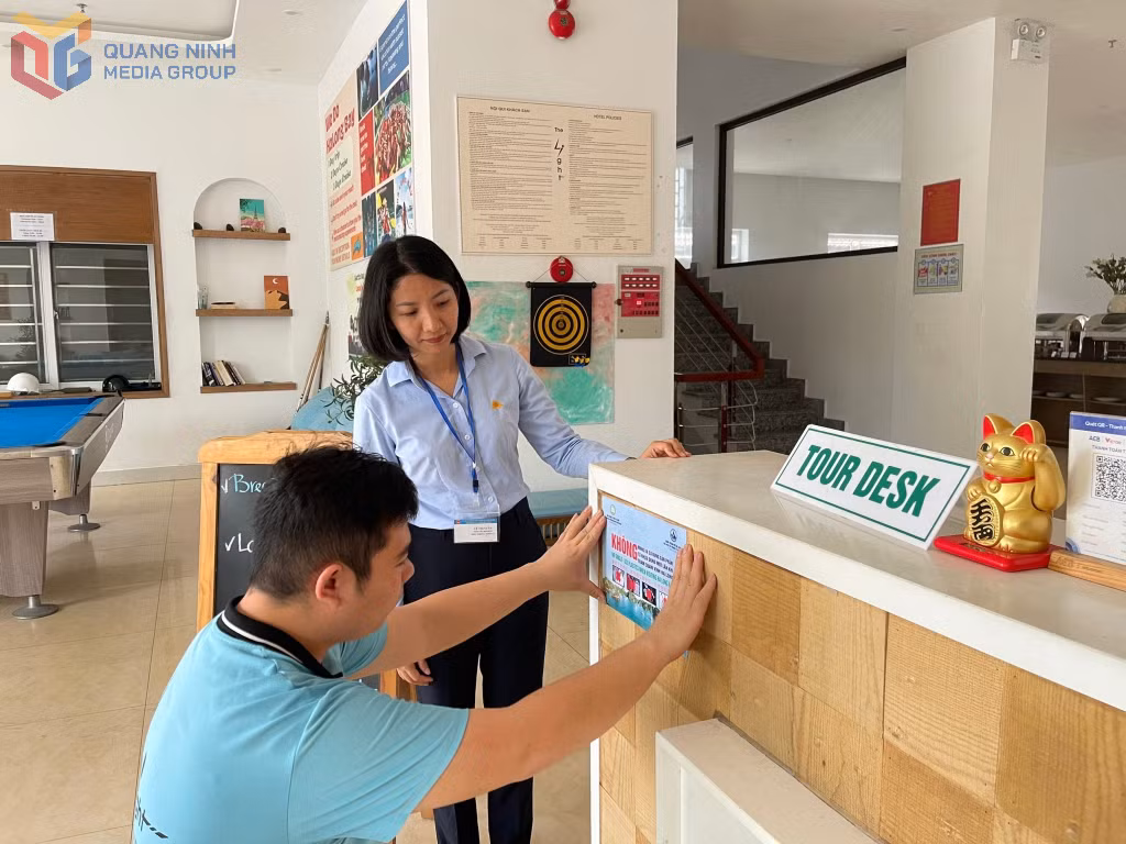 Cán bộ Ban Quản lý Vịnh Hạ Long tuyên truyền về chương trình “Vịnh Hạ Long không rác thải nhựa” tới nhà hàng, khách sạn.