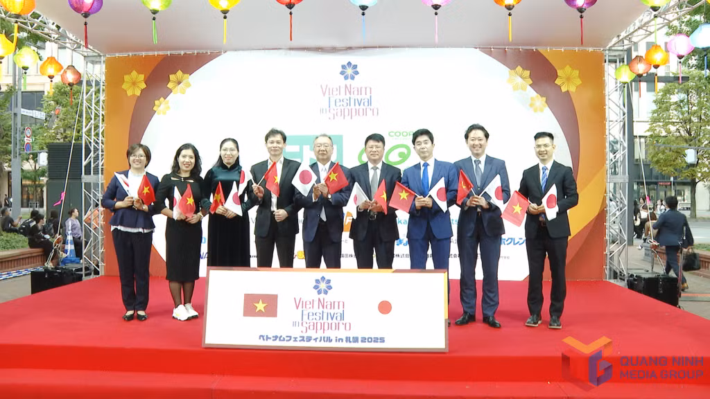 Các đại biểu cùng chụp ảnh lưu niệm tại Lễ bế mạc. 