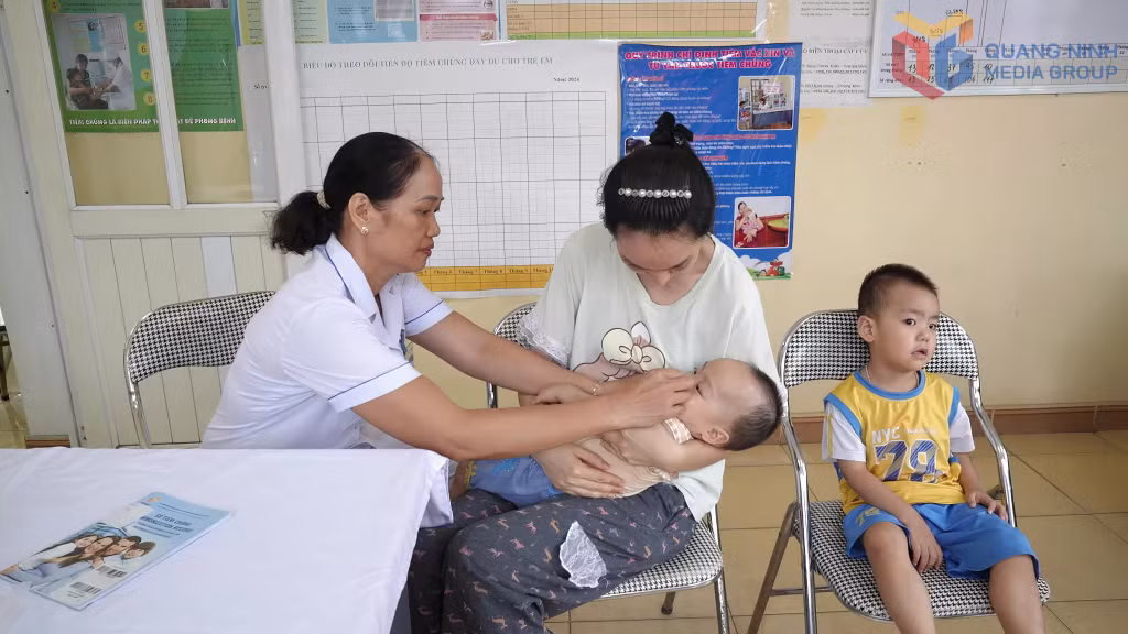 Trạm Y tế Hà Phong (phường Hà Tu) cho trẻ uống bổ sung vitamin A.