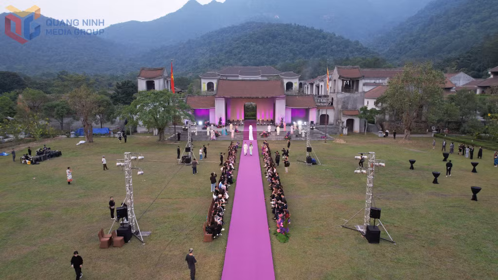 Show thời trang Duyên được tổ chức trong không gian di sản Yên Tử.