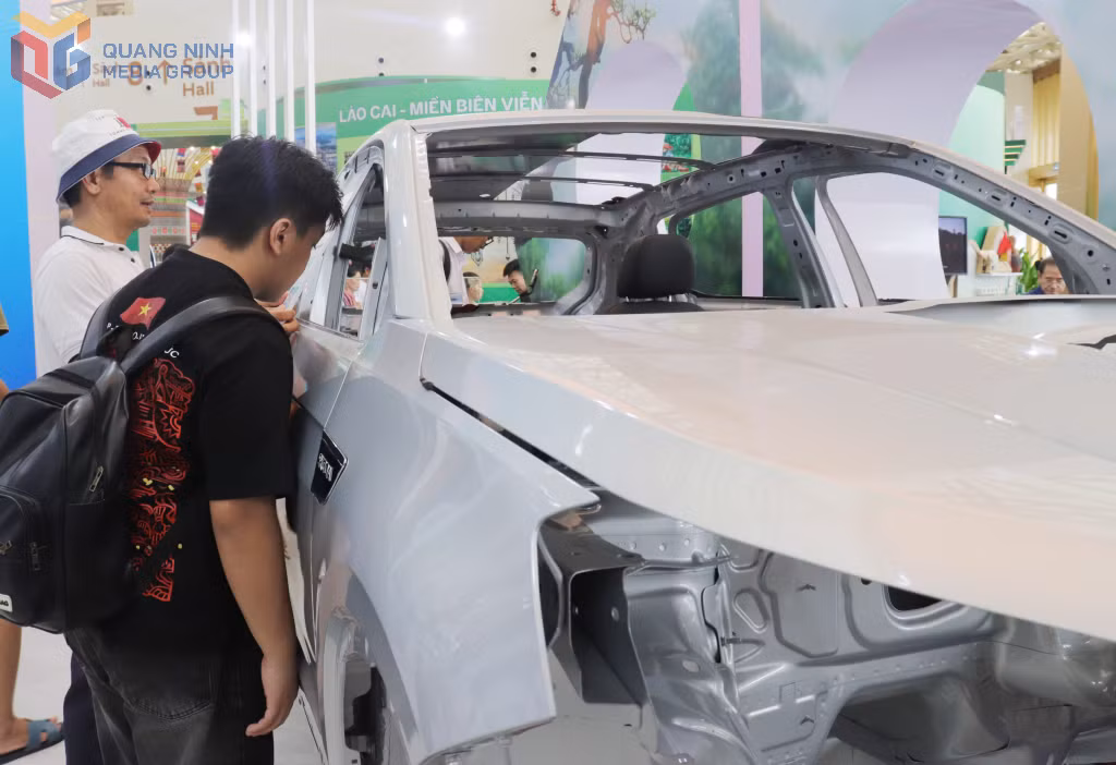 Nhiều sản phẩm của ngành công nghiệp chế biến, chế tạo được trưng bày trong không gian triển lãm.
