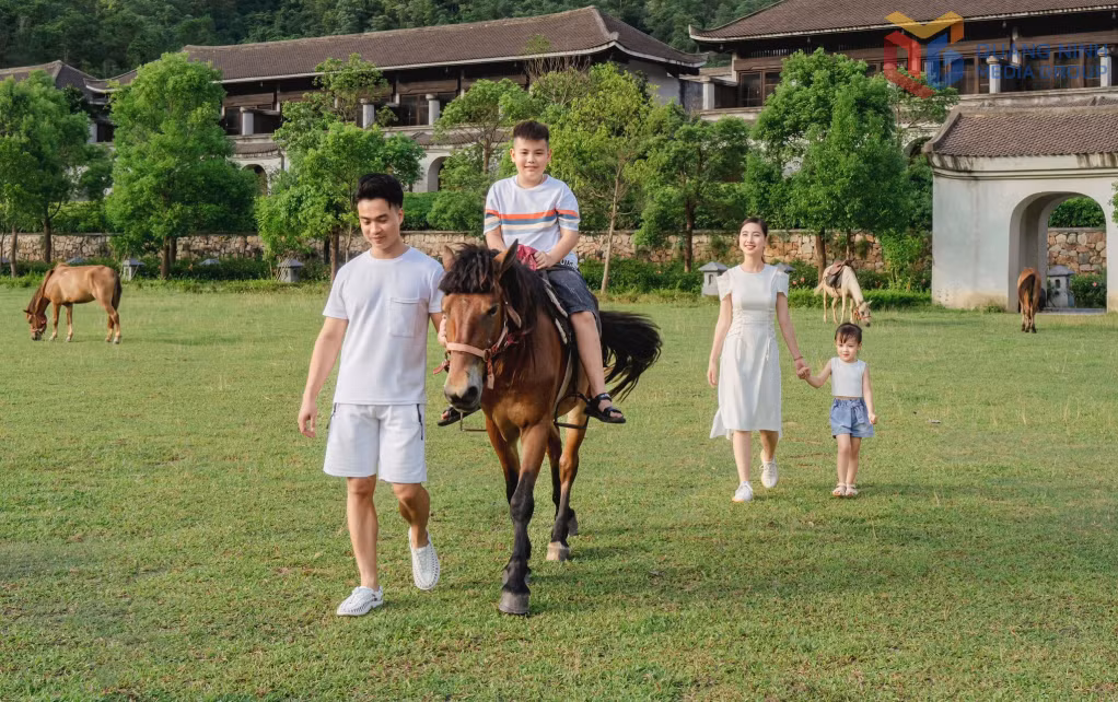 Du khách trải nghiệm cưỡi ngựa tại Khu nghỉ dưỡng Legacy Yên Tử.