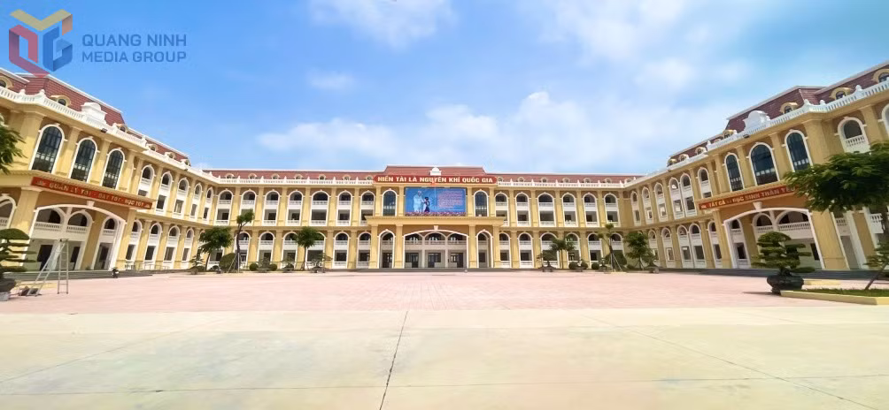 Trường THCS Quảng Hà (xã Quảng Hà) được khánh thành tháng 8/2025 có tổng mức đầu tư hơn 193,5 tỷ đồng. Ảnh: Hữu Việt