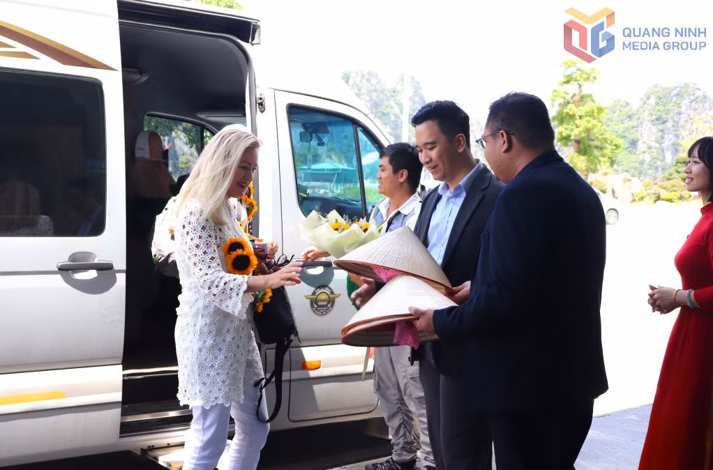 Đoàn được chào đón nồng hậu tại Bến cảng quốc tế Ao Tiên. 