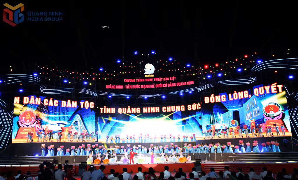 Các ca sĩ Hoàng Bách, Phạm Thuỳ Dung, Tuấn Anh cùng vũ đoàn khép lại chương trình nghệ thuật với ca khúc "Việt Nam ơi mùa xuân đến rồi".
