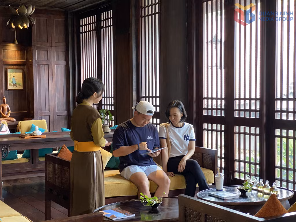 Du khách trải nghiệm dịch vụ chăm sóc sức khỏe tại Khu nghỉ dưỡng Legacy Yên Tử (phường Yên Tử).