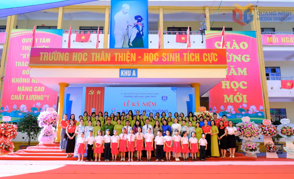 Đồng chí Nguyễn Hồng Dương, Ủy viên Ban Thường vụ, Trưởng Ban Tuyên giáo và Dân vận Tỉnh ủy chụp ảnh lưu niệm cùng giáo viên, học sinh Trường Tiểu học Cẩm Thủy, phường Quang Hanh