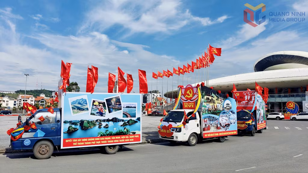 Các xe tuyên truyền cổ động tập kết tại khu vực Quảng trường, Cung Quy hoạch, Hội chợ và Triển lãm tỉnh và tiếp tục lộ trình diễu hành vào ngày mai, 25/9/2025 để chào mừng Đại hội đại biểu Đảng bộ tỉnh Quảng Ninh lần thứ XVI.