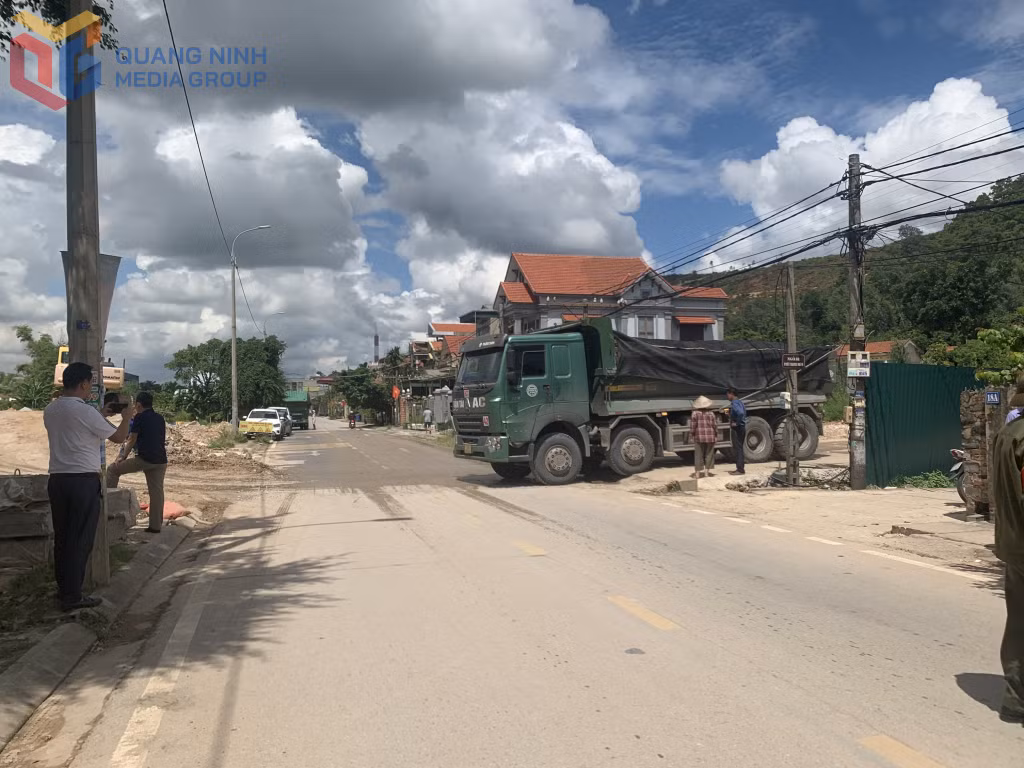 Những chiếc xe có trọng tải lớn lưu thông cắt ngang qua đường dân sinh thế nhưng không có bất cứ một giải pháp đảm bảo ATGT nào. Ảnh chụp ngày 18/9/2025.