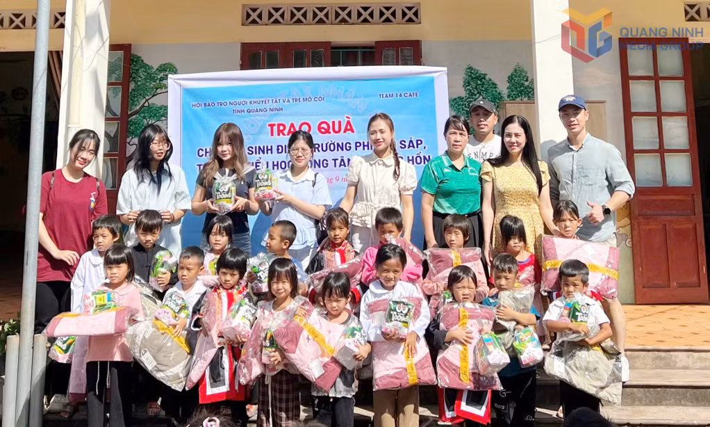 Nhóm Từ thiện Team 14 Cafe trao tặng quà cho các em học sinh tại Điểm trường Phiêng Sáp thuộc Trường Tiểu học Đồng Tâm (xã Lục Hồn).