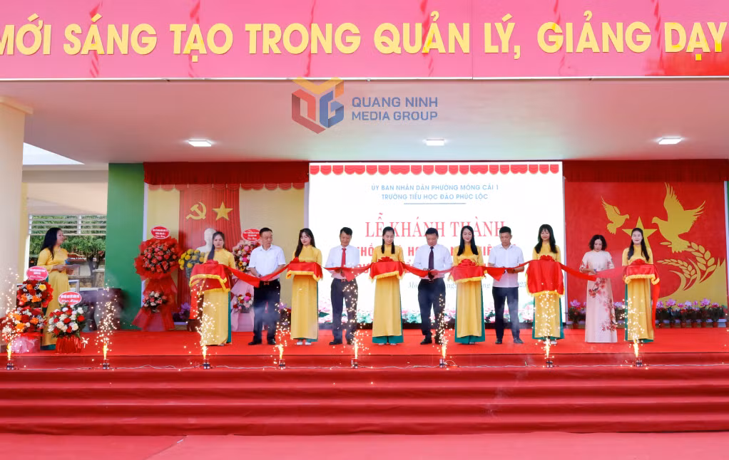 Các đại biểu cắt băng khánh thành Trường Tiểu học Đào Phúc Lộc, phường Móng Cái 1.