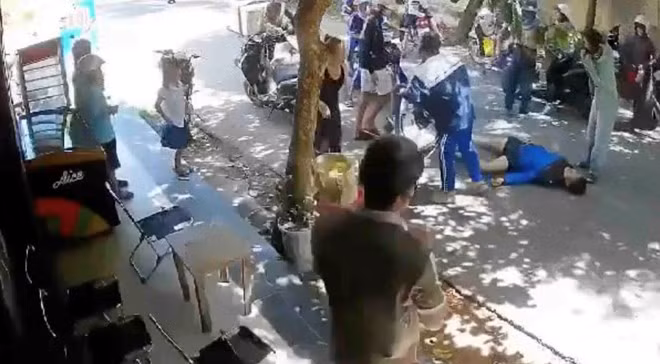 Hiện trường vụ việc khiến 2 người trọng thương. Ảnh: Cắt từ clip