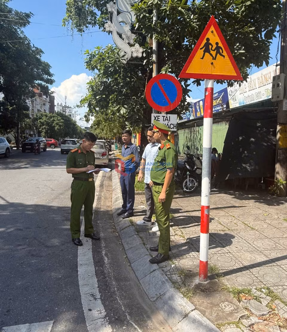 Công an phường Móng Cái 2 chủ trì, phối hợp với các phòng ban liên quan của UBND phường tiến hành rà soát, để thay thế, sửa chữa, lắp đặt bổ sung hệ thống biển báo, nhằm đảm bảo TTATGT.