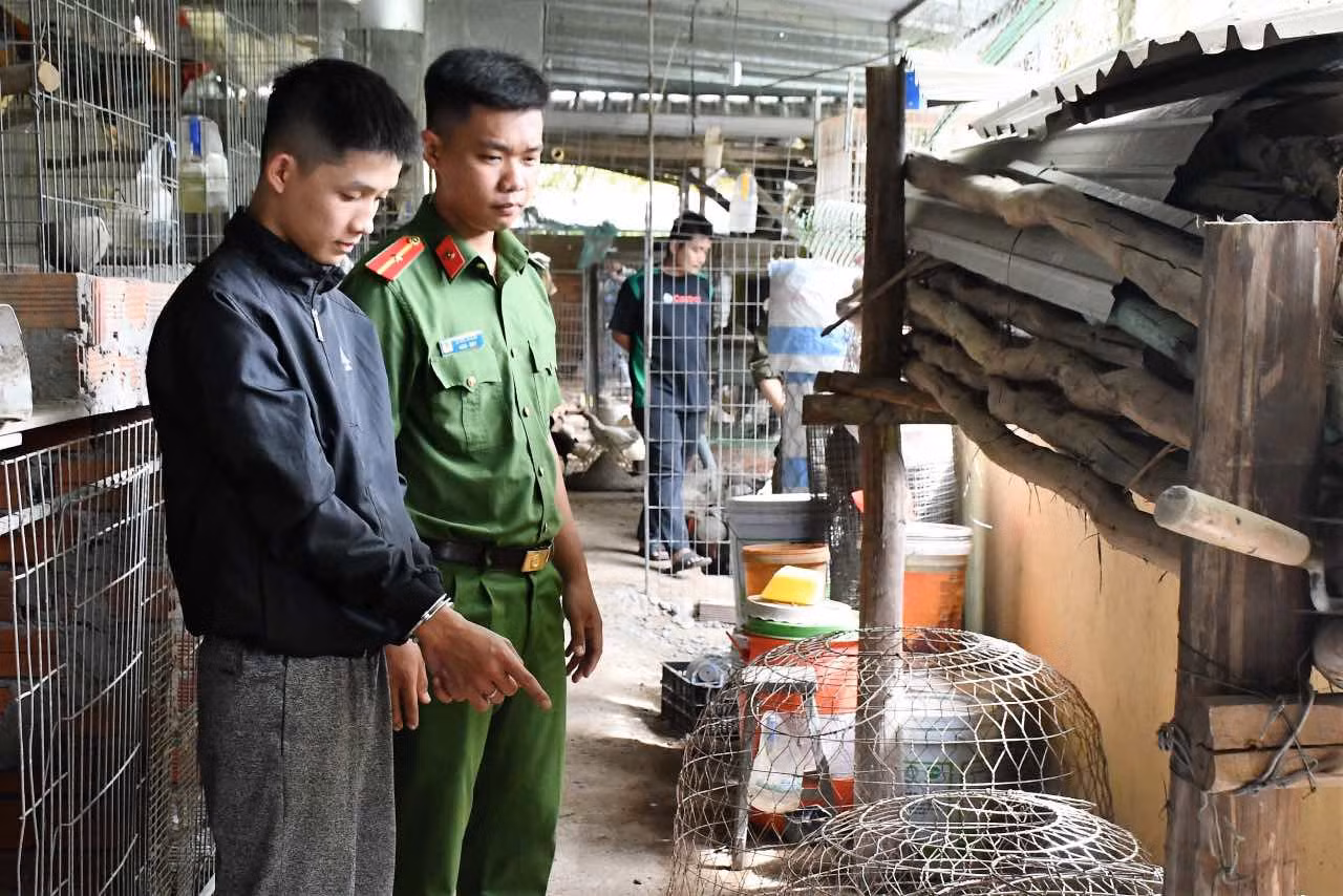 Công an xã Ngũ Hiệp điều tra vụ trộm cắp tài sản. Ảnh: Công an tỉnh Đồng Tháp