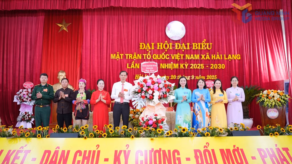 Đồng chí Nguyễn Phương Thảo, Phó Chủ tịch Ủy ban MTTQ Việt Nam tỉnh, Bí thư Tỉnh Đoàn cùng tổ công tác tặng hoa chúc mừng Đại hội.