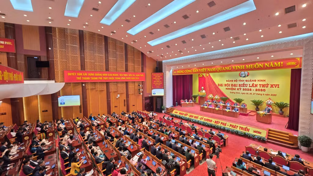 Đồng chí Vũ Đức Hưởng, Phó Bí thư Đảng ủy, Chủ tịch UBND Đặc khu Vân Đồn tham luận tại hội trường.