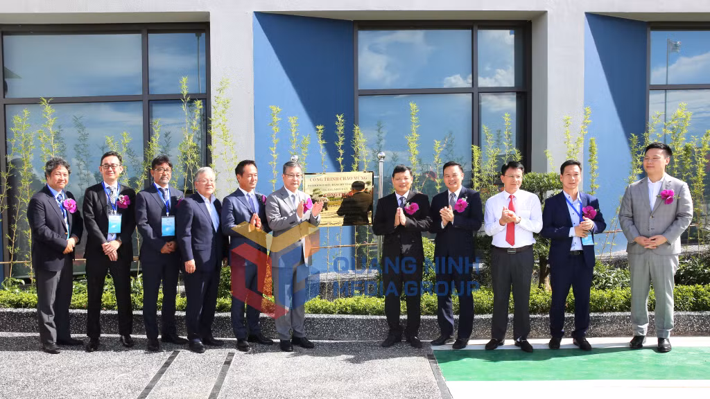 Ban Quản lý Khu kinh tế Quảng Ninh và Tập đoàn CoreMax gắn biển chào mừng Đại hội Đảng bộ tỉnh Quảng Ninh lần thứ XVI, nhiệm kỳ 2025-2030 tại Dự án (9-2025). Ảnh: Minh Đức