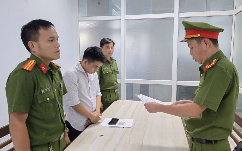 Cơ quan Cảnh sát điều tra Công an thành phố Đà Nẵng tống đạt quyết định bắt tạm giam đối với Nguyễn Minh Quang. Ảnh: Công an TP
