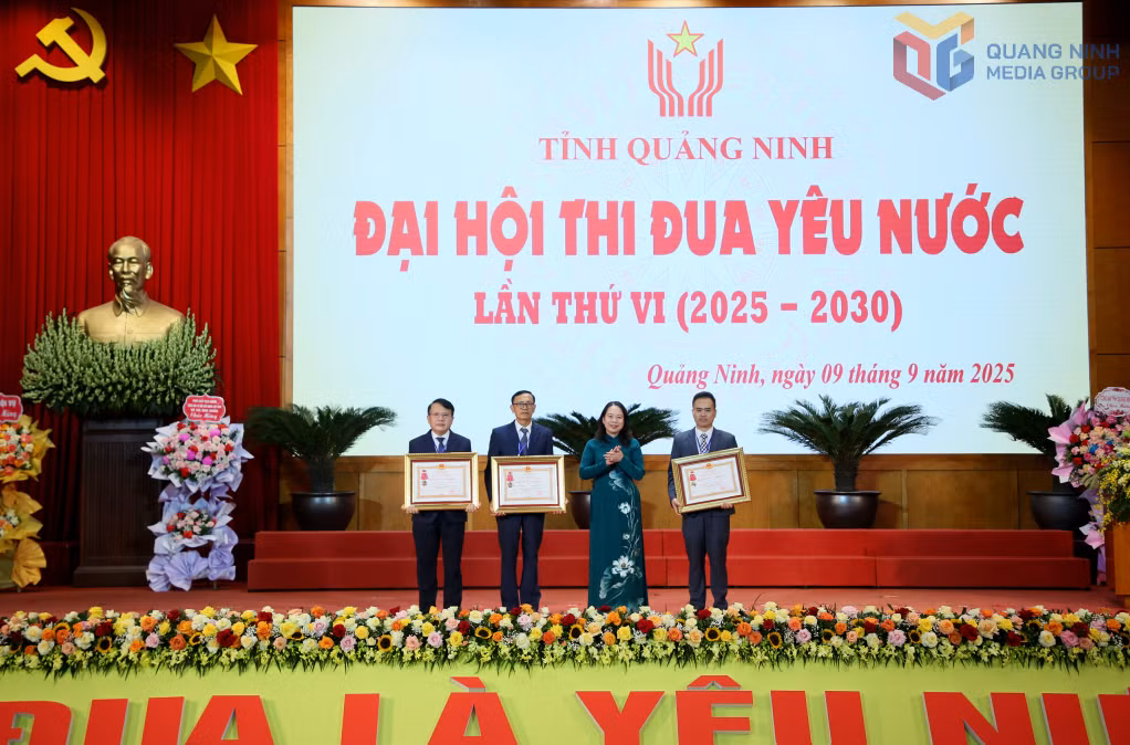 Phó Chủ tịch nước Võ Thị Ánh Xuân thừa ủy quyền của Chủ tịch nước trao Huân chương Lao động hạng Nhất và hạng Ba cho 3 tập thể tiêu biểu tại Đại hội Thi đua yêu nước tỉnh Quảng Ninh lần thứ VI giai đoạn 2025-2030. Ảnh: Thu Chung