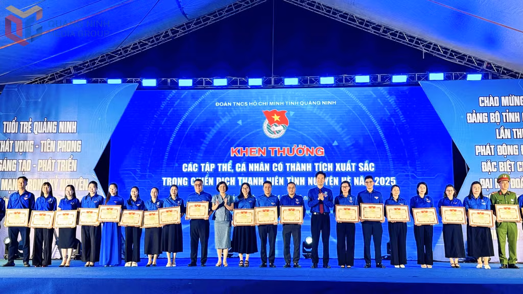 22 tập thể và 30 cá nhân có thành tích xuất sắc trong Chiến dịch tình nguyện hè được khen thưởng.