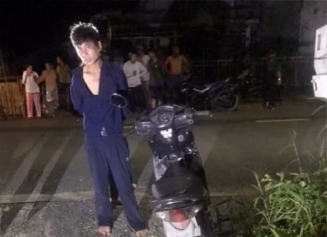 Đối tượng Nguyễn Văn Mí cùng tang vật bị Công an xã Tân Hòa phát hiện. Ảnh: Công an tỉnh Đồng Tháp