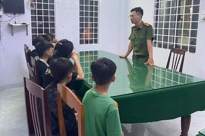 Công an phường Quy Nhơn Đồng (Gia Lai) làm việc với nhóm thiếu niên gây ra hàng loạt vụ trộm xe máy. Ảnh: Công an