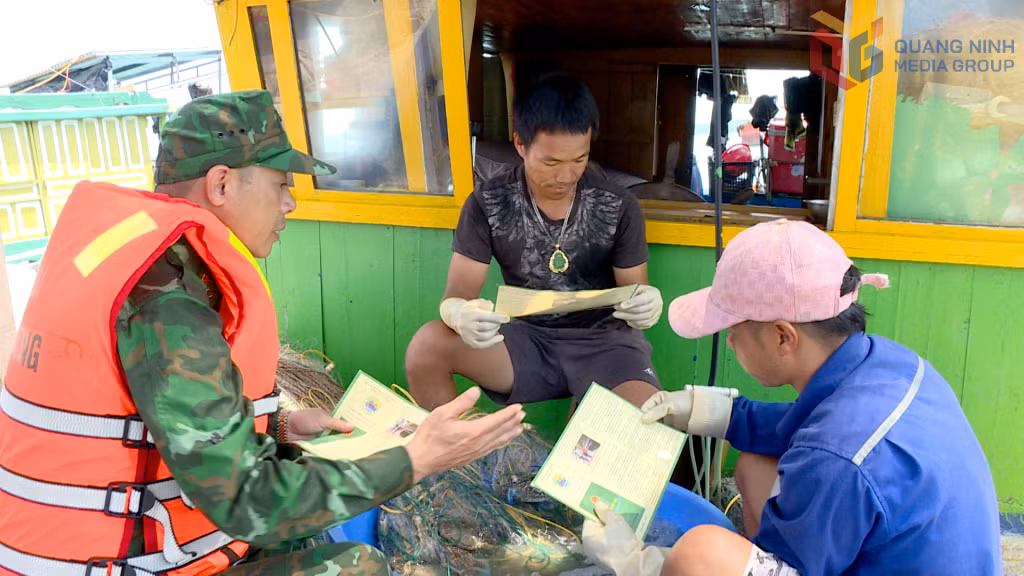 Cán bộ, chiến sĩ Đồn Biên phòng Cô Tô tuyên truyền cho ngư dân về IUU.
