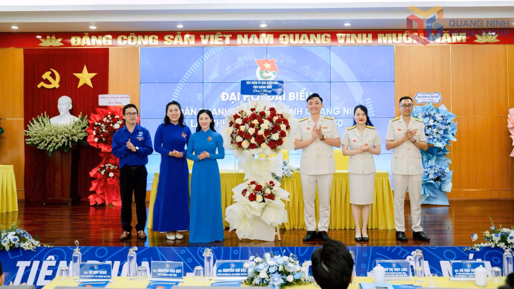 BTV Đoàn UBND tỉnh tặng hoa chúc mừng Đại hội đại biểu Đoàn TNCS Hồ Chí Minh Thuế Quảng Ninh.