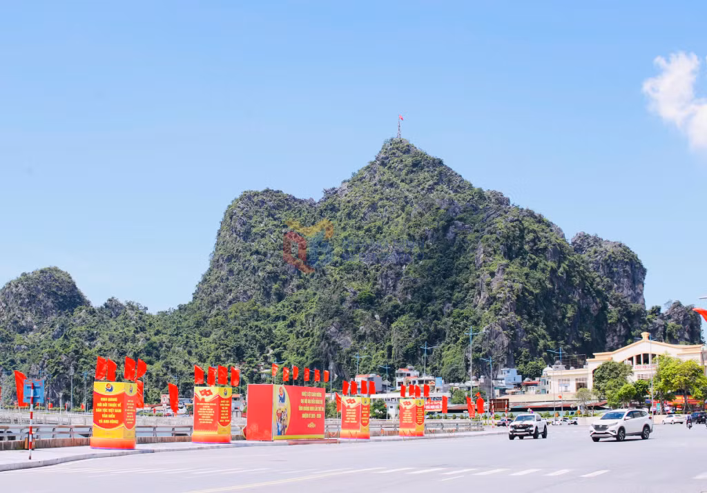 Khu vực đường bao biển phường Hồng Gai được lắp đặt các pano lớn chào mừng Đại hội.