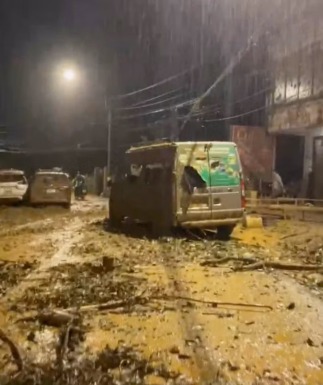 Chiếc xe anh Sơn điều khiển hư hại sau vụ sạt lở.
