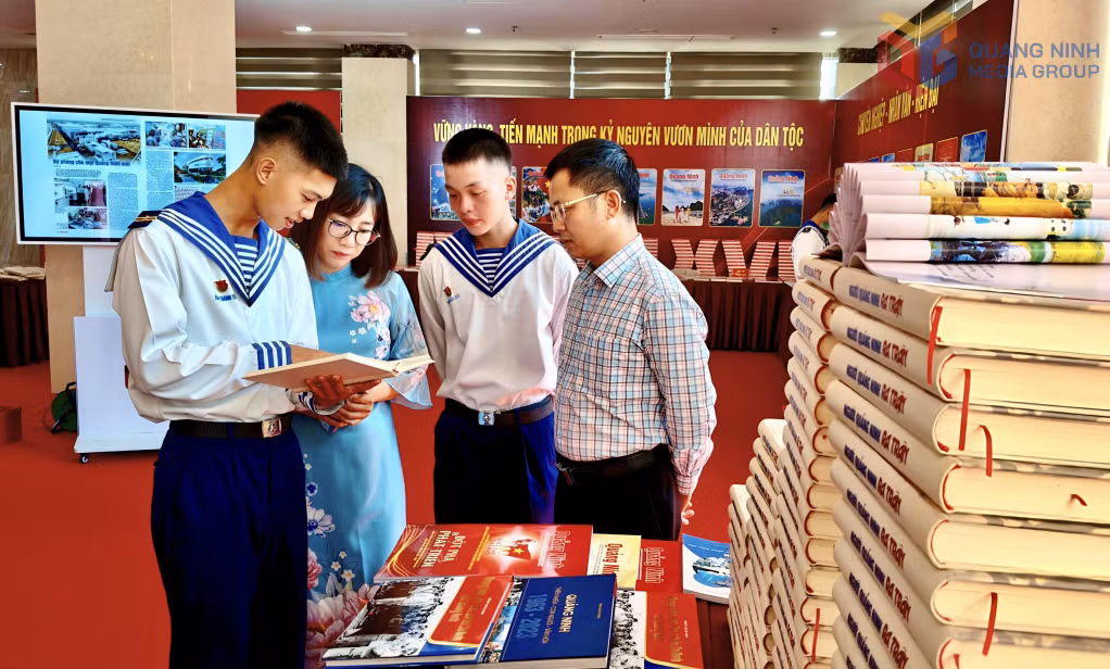 Lãnh đạo Hội Nhà báo tỉnh và cán bộ của Báo và Phát thanh, Truyền hình Quảng Ninh giới thiệu về nội dung các ấn phẩm đặc biệt với bạn đọc.