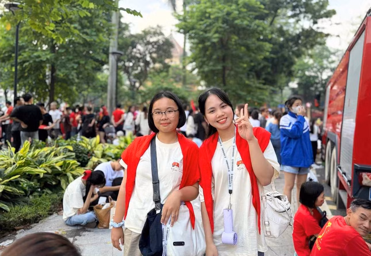 Đôi bạn Nguyễn Ngọc Thắm (bên trái) và Hoàng Thị Ngọc Diệp từ Lạng Sơn xuống Hà Nội theo dõi lễ diễu binh, diễu hành Quốc khánh 2.9. Ảnh: Phương Anh