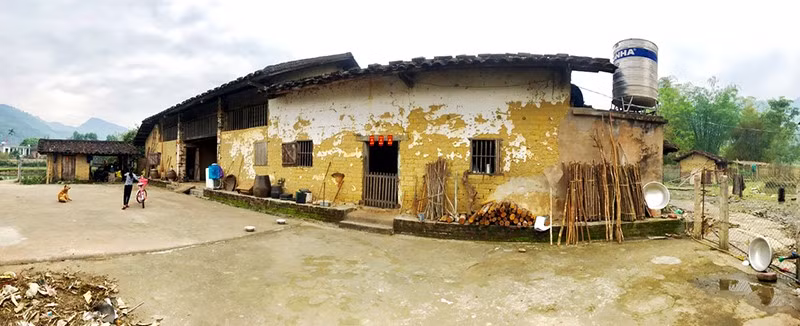 Những ngôi nhà cổ có tuổi đời hàng trăm năm của người Tày ở thôn Đồng Thanh, xã Hoành Mô.