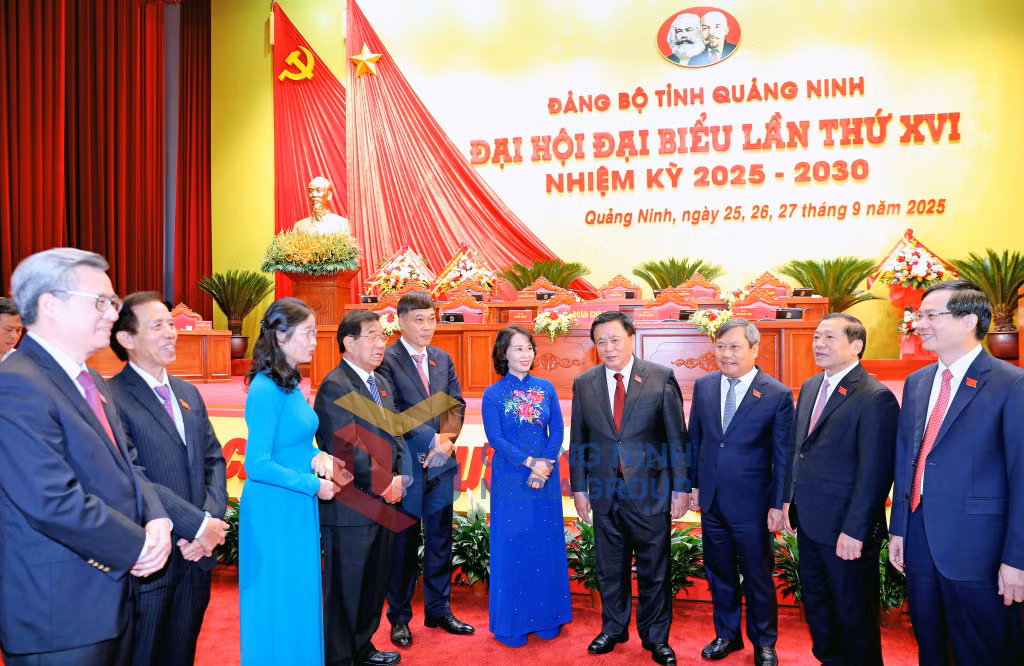 2025-09_Đại hội đại biểu Đảng bộ tỉnh lần thứ XVI - Các đại biểu trao đổi, trò chuyện tại Đại hội. Ảnh: PV