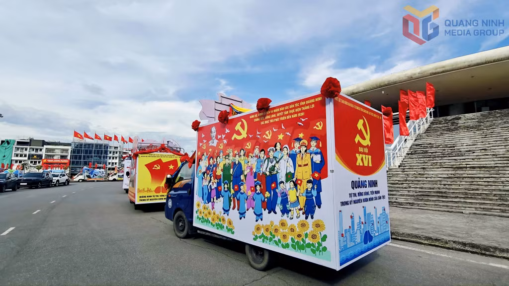 Xe tuyên truyền được trang trí bằng tranh cổ động khổ lớn về khối đại đoàn kết toàn dân tộc thi đua chào mừng Đại hội đại biểu Đảng bộ tỉnh Quảng Ninh lần thứ XVI, nhiệm kỳ 2025 - 2030.