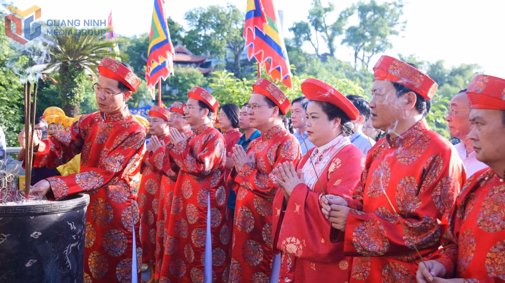 Các đại biểu thực hiện nghi lễ dâng hương.