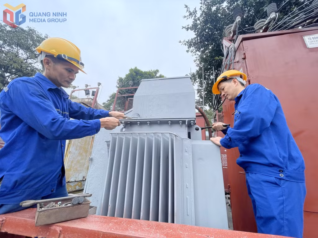 Cán bộ kỹ thuật Công ty CP Than Đèo Nai - Cọc Sáu thực hiện bảo dưỡng định kỳ trạm điện, cung cấp điện ổn định cho sản xuất.