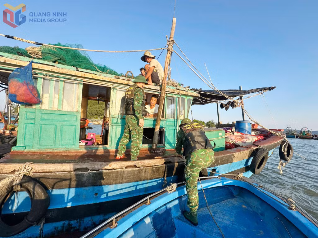 Đồn Biên phòng Trà Cổ xuống từng tàu thuyền để tuyên truyền cho ngư dân về diễn biến bão Ragasa.