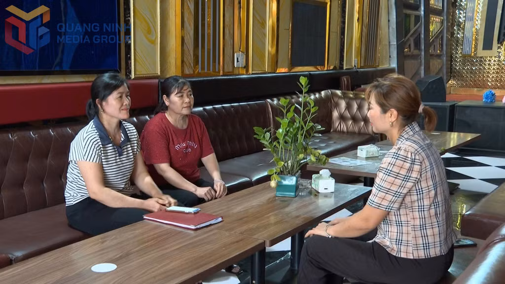Bà Đặng Thị Giới, Bí thư Chi bộ, Trưởng khu Quảng Điền, xã Quảng Hà (ngoài cùng, bên trái) tuyên truyền Luật Trật tự, ATGT đường bộ cho người dân.