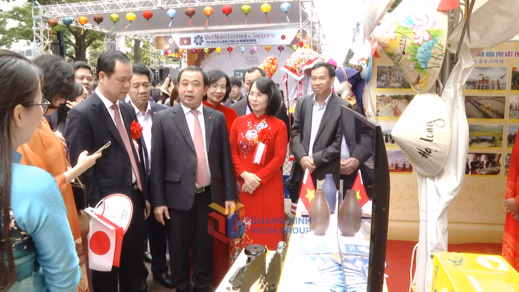 Quyền bộ trưởng Bộ Nông nghiệp và Môi trường Trần Đức Thắng tới thăm gian hàng triển lãm của tỉnh Quảng Ninh tại Lễ hội. 