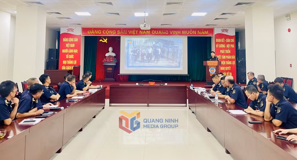 Tại buổi sinh hoạt chính trị, các đảng viên cùng ôn lại những trang sử hào hùng, vẻ vang trong chặng đường 80 năm xây dựng và phát triển của Hải quan Việt Nam.